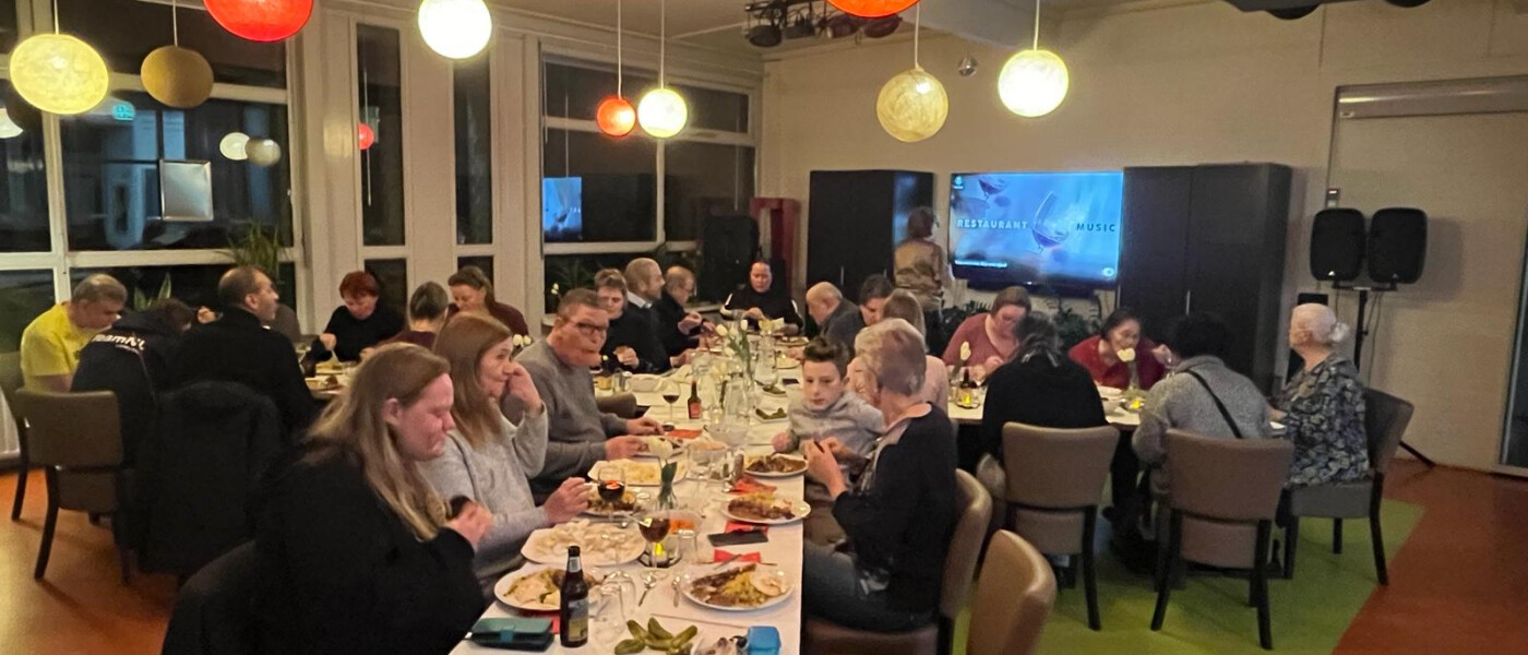 Aan tafel bij het Wijkatelier Lindenholt